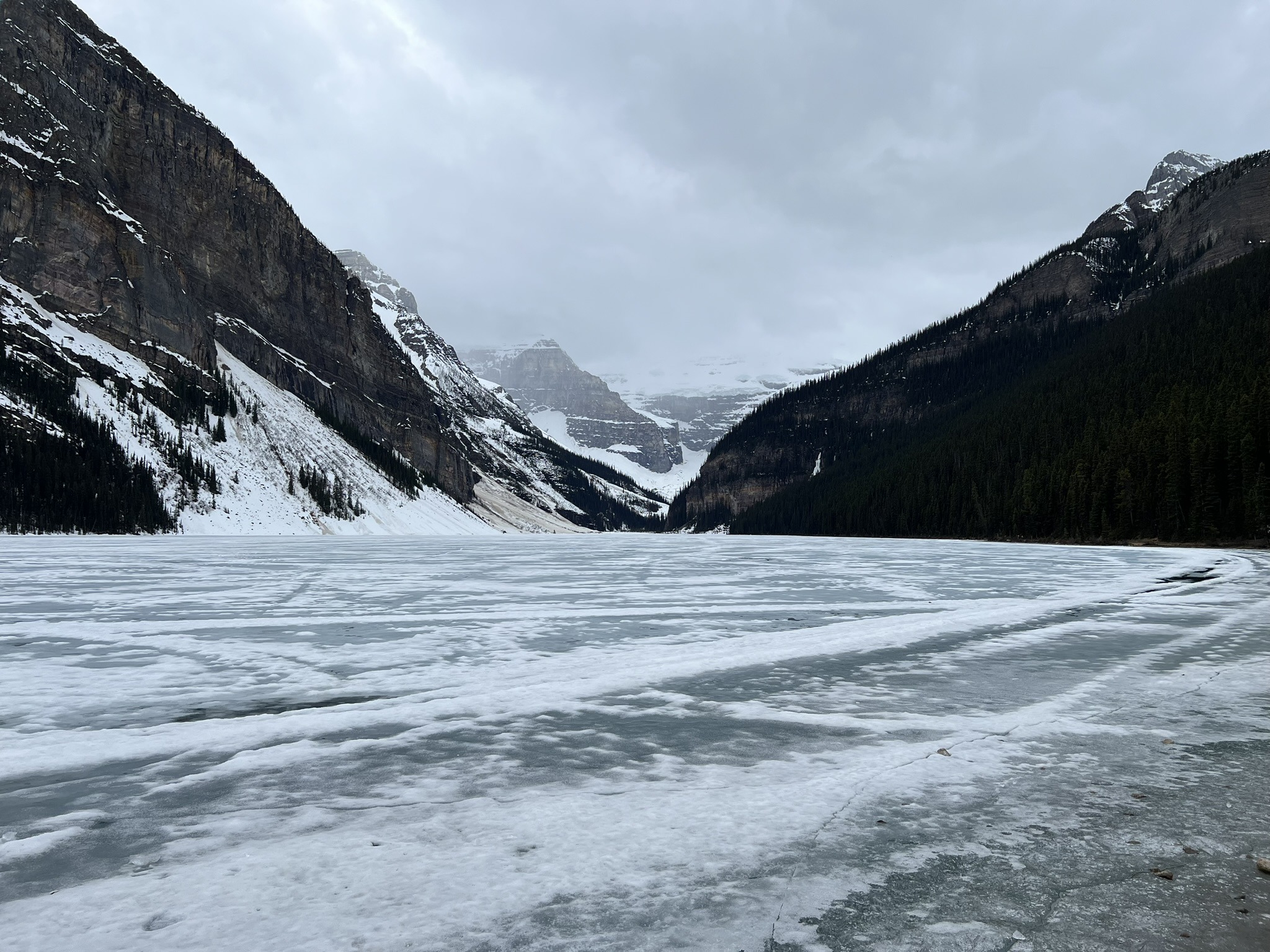 lake-louise-frozen